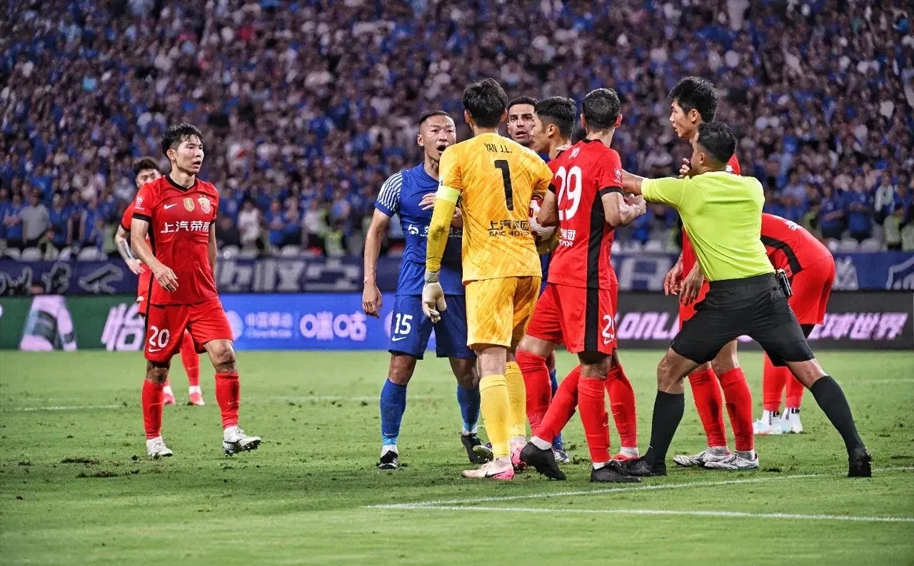 包含上海申花训练开放日；赛后战术微调引欢呼；西甲在即；阵容厚度经受考验的词条